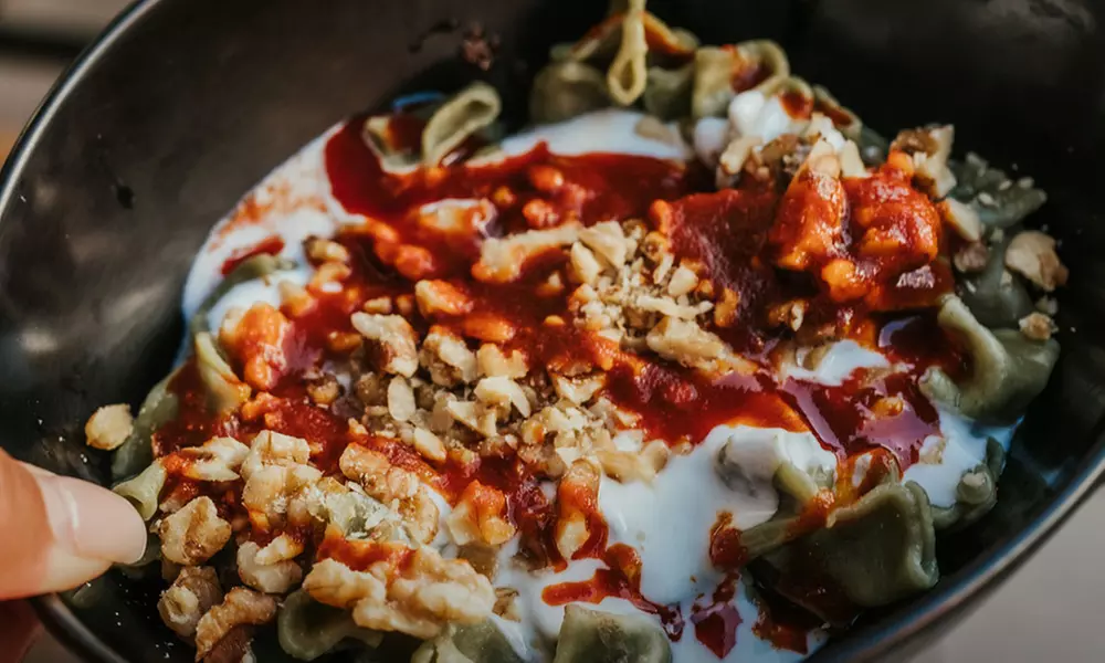 Hausgemachte Manti inkl. Topping und Getränk für 1 bis 4 Personen