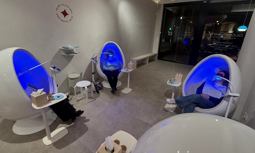 Image 13: Tratamiento blanqueador con gel de un mes y luz LED con férula