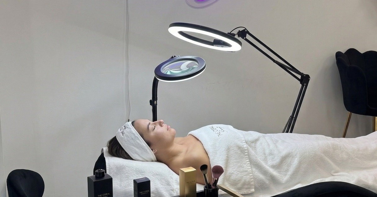Limpieza facial ultrasónica y terapia de luz LED en Madrid