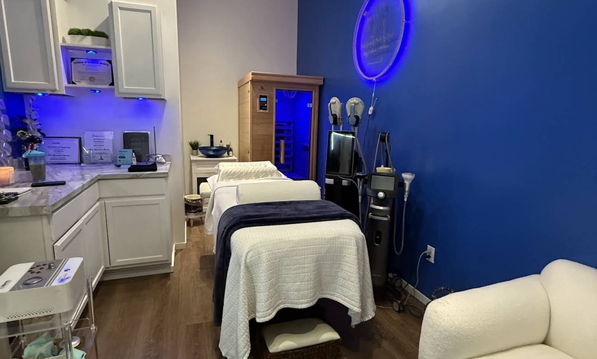 Image 4: Medical-grade massage (60-, 75-, 90-Min) Sessions