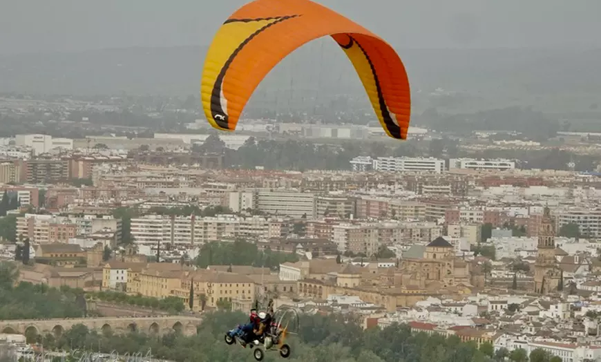 Image 1: Bautismo de vuelo en parapente sobrevolando el Guadalquivir y Córdoba