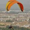 Image 1: Bautismo de vuelo en parapente sobrevolando el Guadalquivir y Córdoba