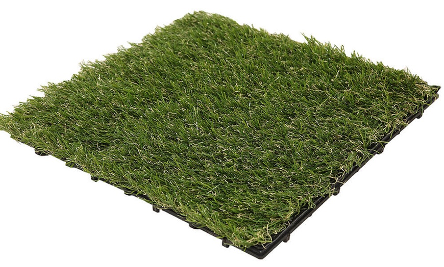 Image 4: Baldosas de césped artificial para terrazas Jubin, de Home Deluxe