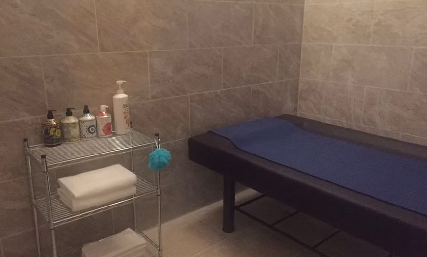 Image 5: 60, 90, or 120- Minutes Hydrotherapy Scalp and Body Massage Experience