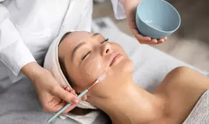 Tratamiento fitobiológico facial y opción a microcorrientes galvánicas, presoterapia ocular y más; ahorra al 62%