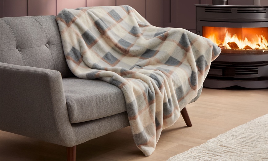 Image 5: Silentnight Snugsie Faux Fur Check Blanket 