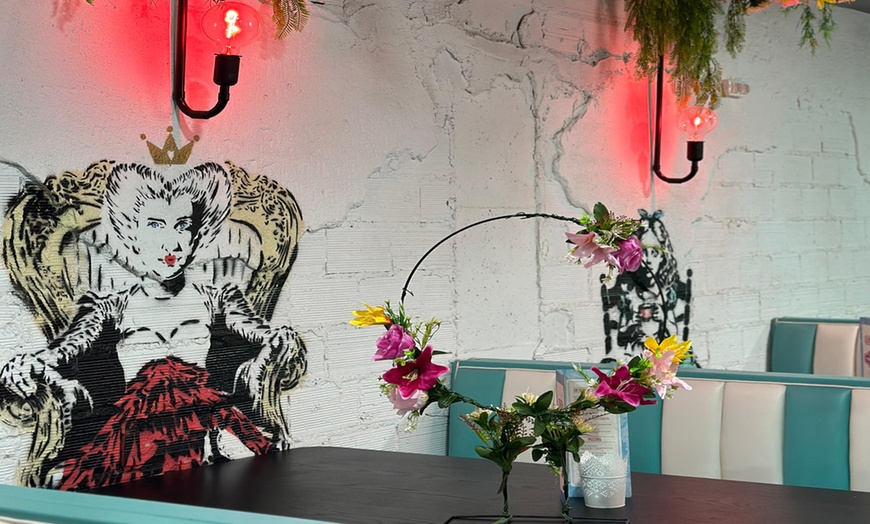 Image 2: Menú internacional para 2 personas con entrante, postre y bebida