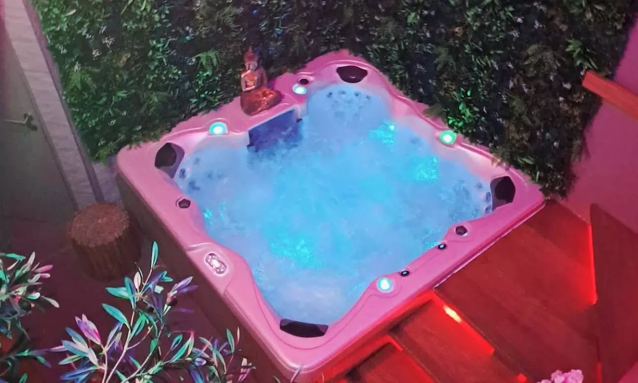 Spa privatif dans un décor asiatique : sauna, hammam & bain à remous