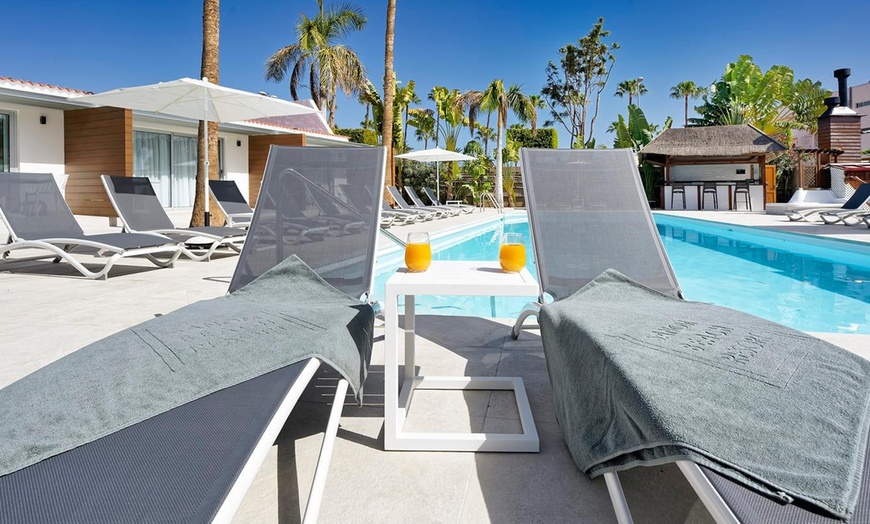 Image 9: ¡Día de piscina con hamacas y cócteles!