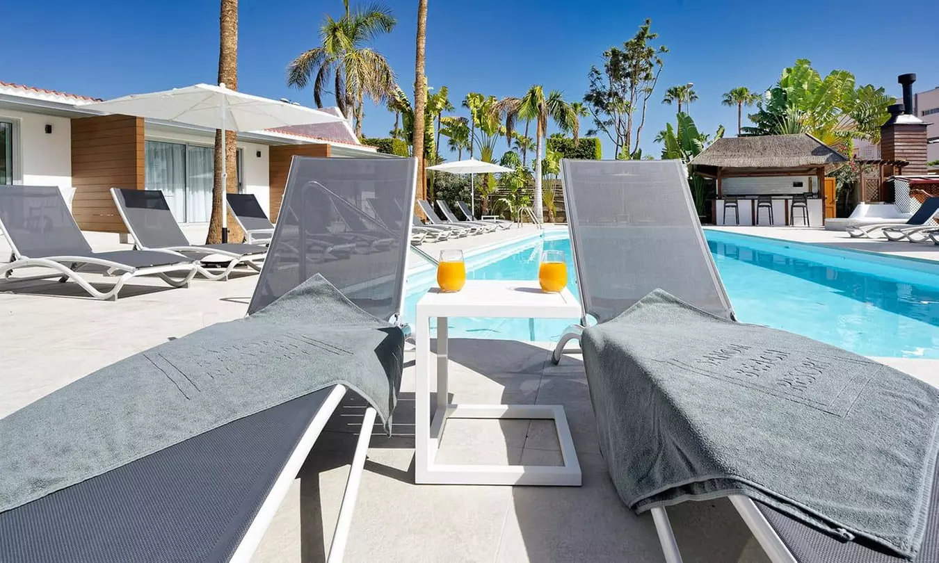 ¡Día de piscina con hamacas y cócteles!