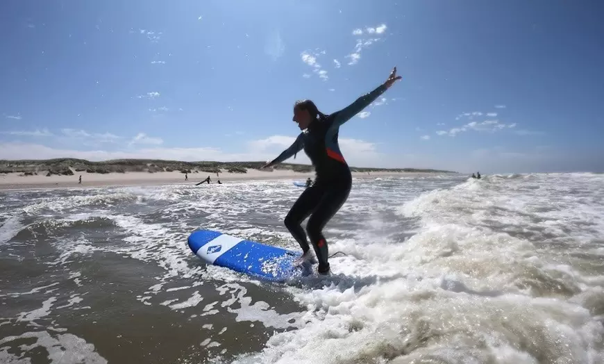 Image 1: Rust en rollende golven: Surf & Yoga in Scheveningen of Texel