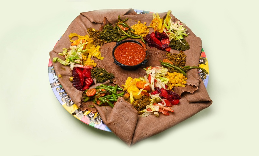 Image 1: Äthiopischer Zwei-Gänge-Genuss: Vorspeise & Enat Teller nach Wahl