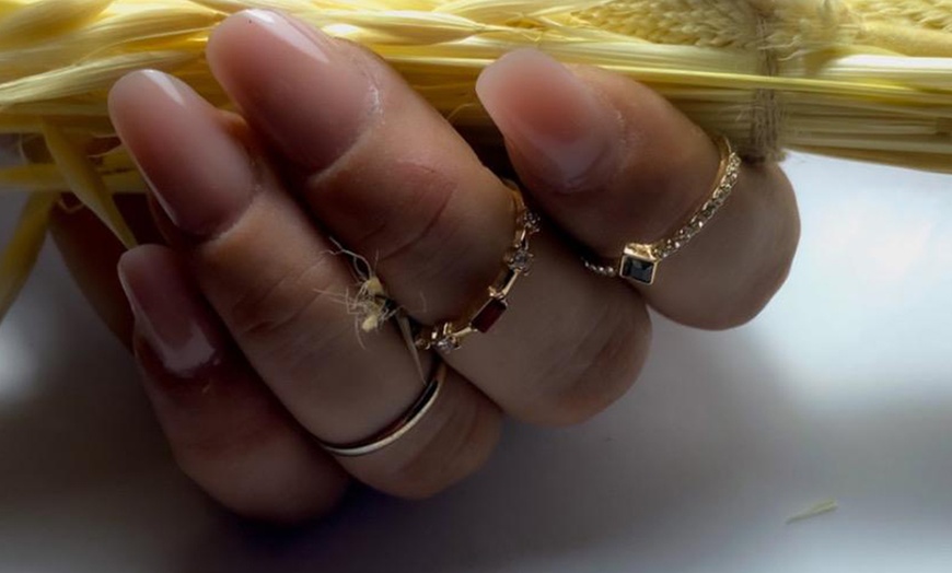 Image 4: Manicura y/o pedicura o primera puesta de uñas con soft gel