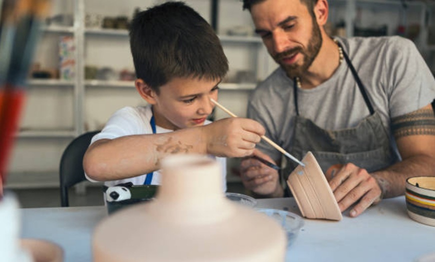 Image 9: Arte en Ruzafa: taller de pintura sobre cerámica con bebida