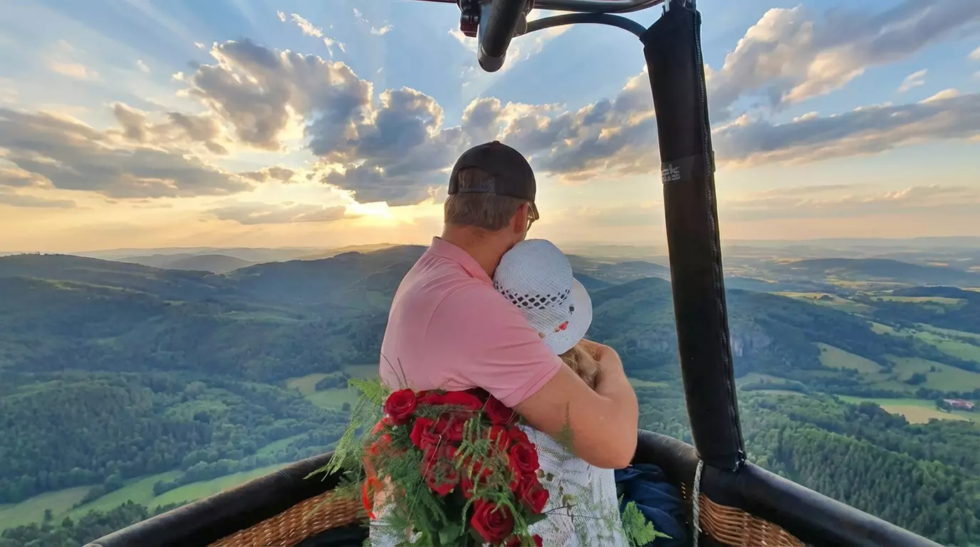 Niezapomniany widokowy lot balonem – grupowy, prywatny lub zaręczynowy