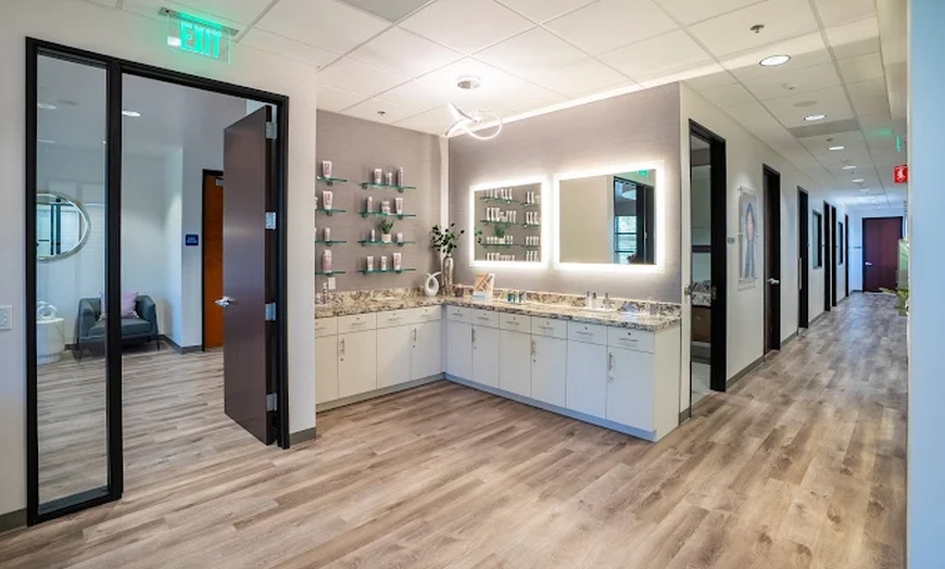 Image 3: Achieve Youthful Glow with 30 or 40 Units of Botox