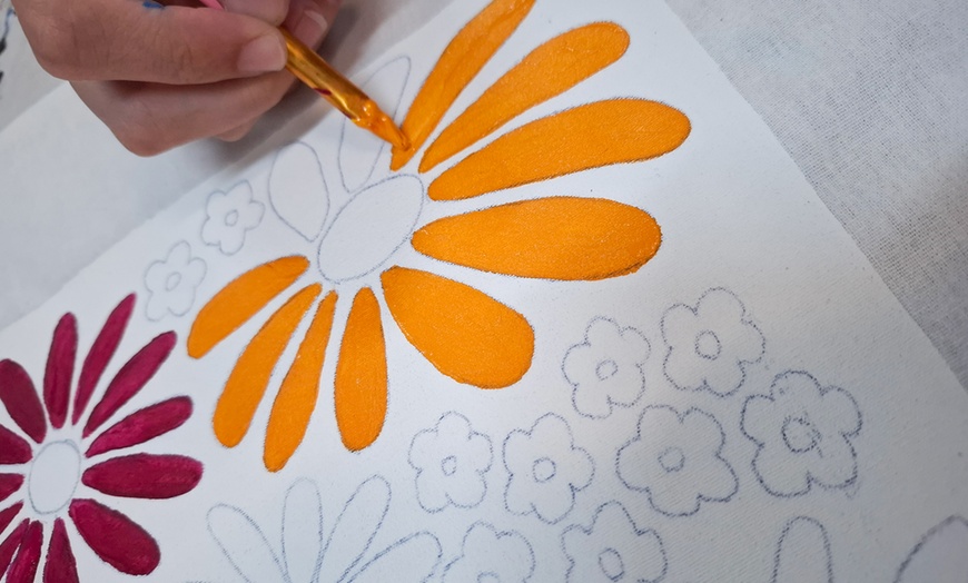 Image 7: Taller "Crea y pinta tu tote bag" con barra libre de vino para 1 o 2