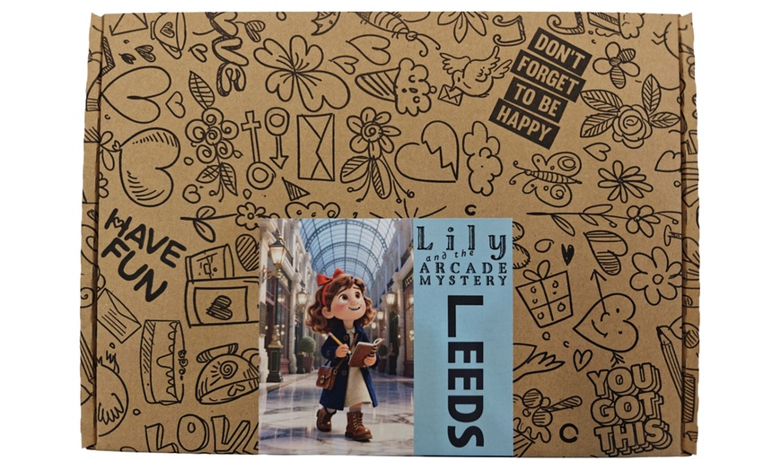 Image 9: Guided City Tour Incl Map, Compass, Magnifying Glass & Stickers 