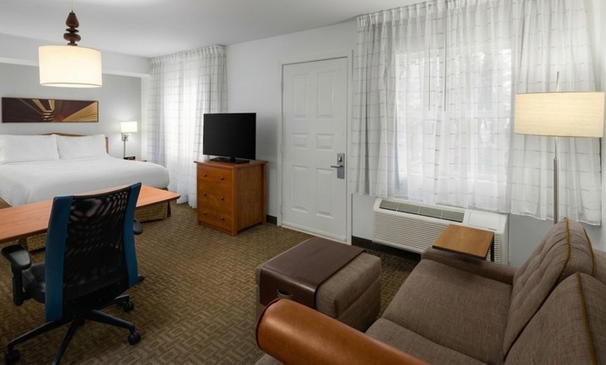 Image 10: All-suite hotel with near Seattle airport & shopping