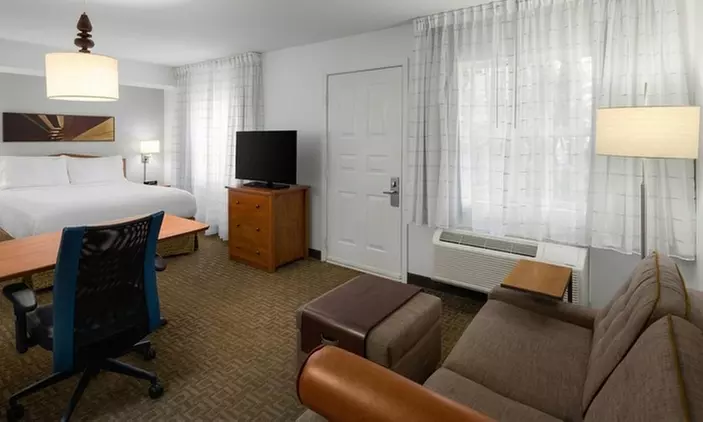 All-suite hotel with near Seattle airport & shopping