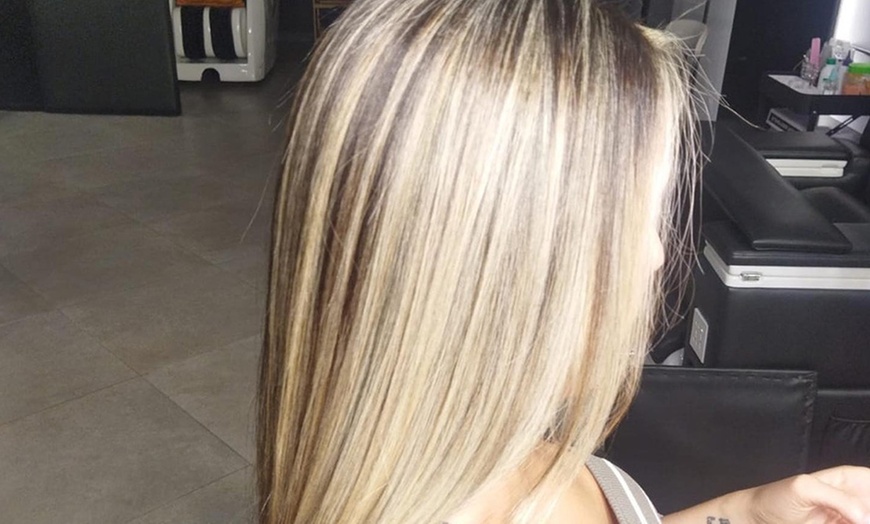 Image 3: Sesión de peluquería con opción a corte, tinte o mechas para 1
