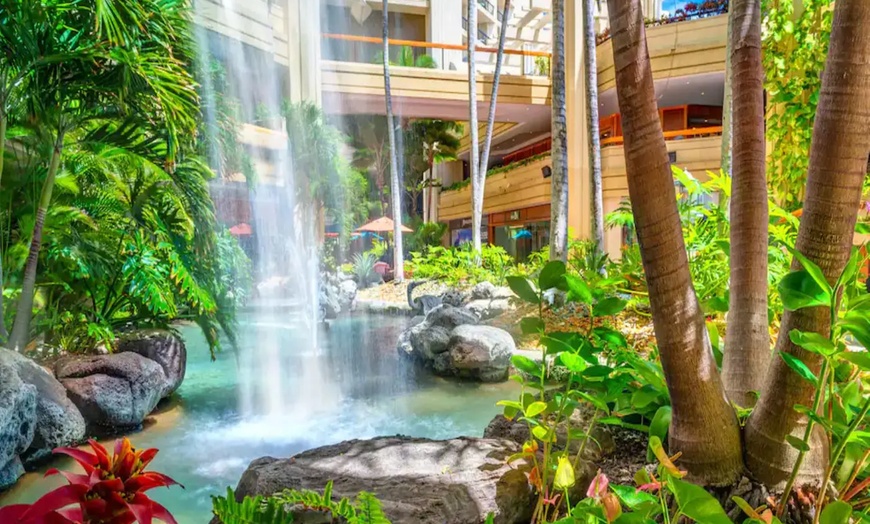 Image 2: ✈ 4-Day Hawaii Vacation with Air from Great Value Vacations