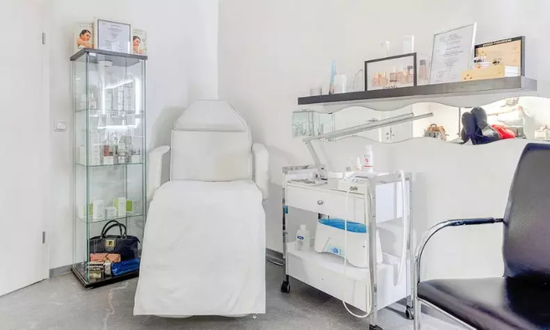 60 Min. Gesichtsbehandlung: Klassisch, Aqua Facial oder Dermabrasion