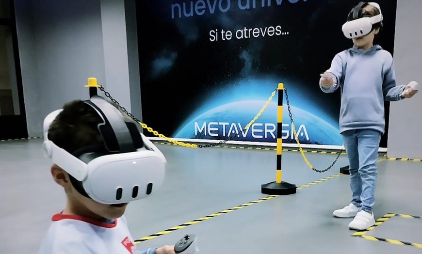 Image 2: 30 o 60 minutos de realidad virtual y bebida para 2 o 4 personas