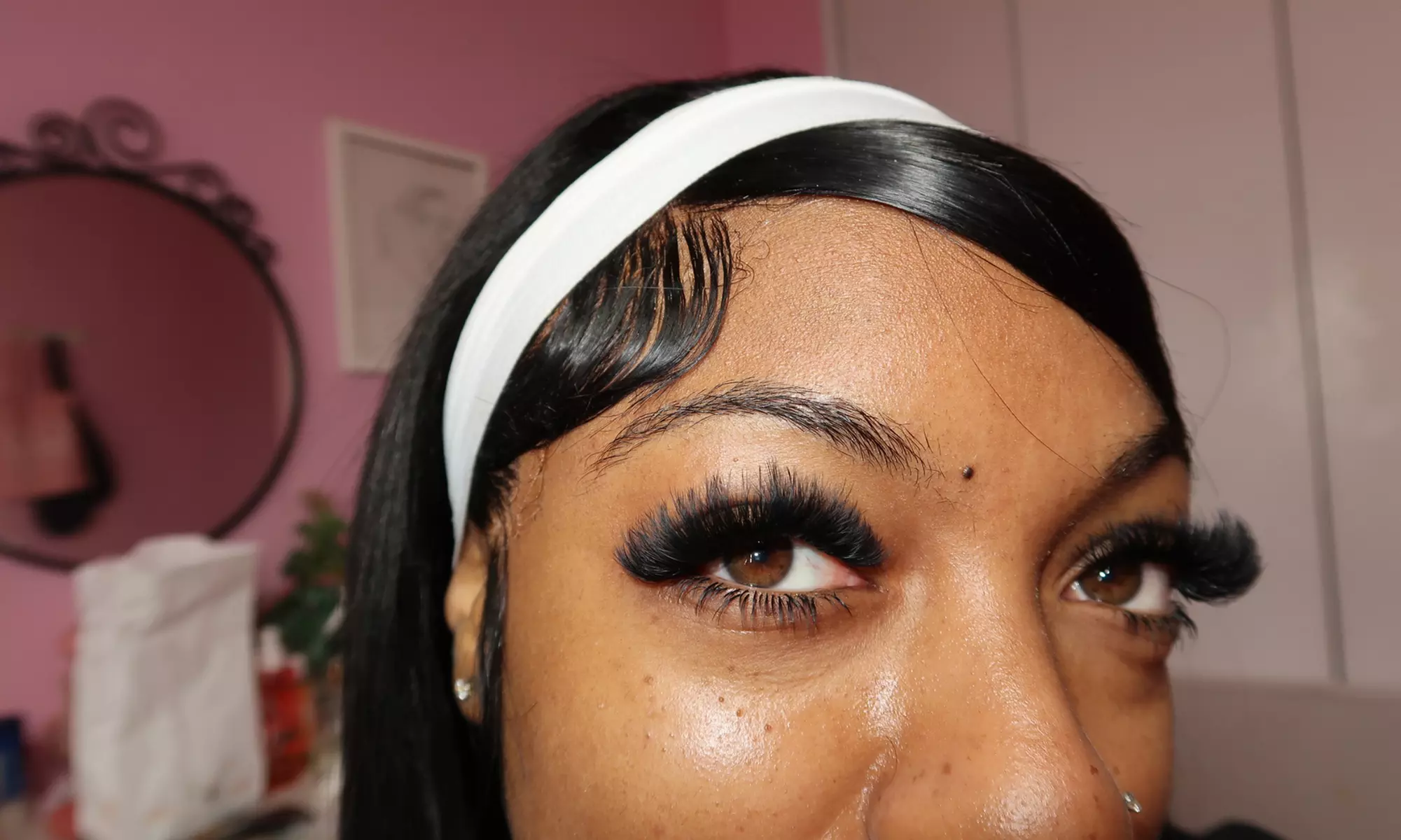 Get a Glamorous Look with Full Hybrid or Volume Set with a 2-Week Fill