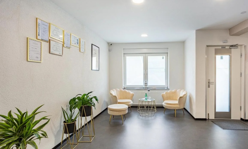 Image 5: 30 Min. Lymphdrainage für Bauch oder Beine für 1 Person