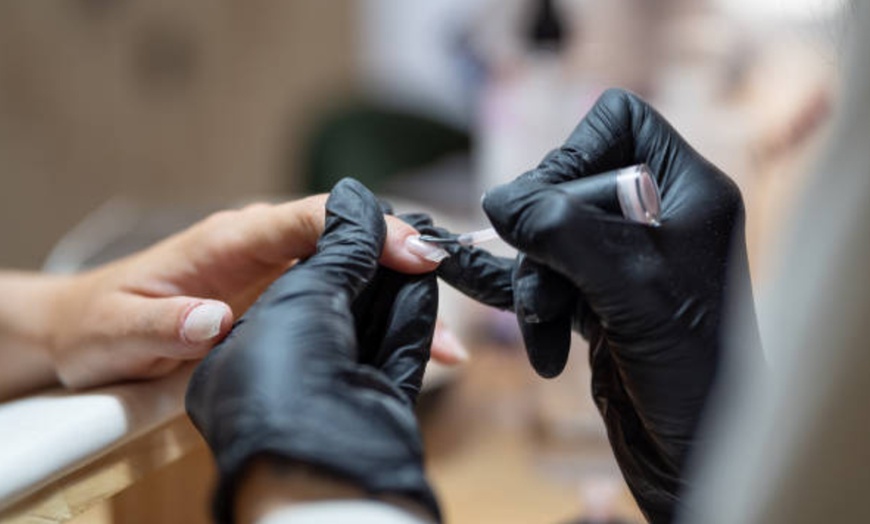 Image 6: Manicura, pedicura o uñas gel con esmaltado clásico o semipermanente 