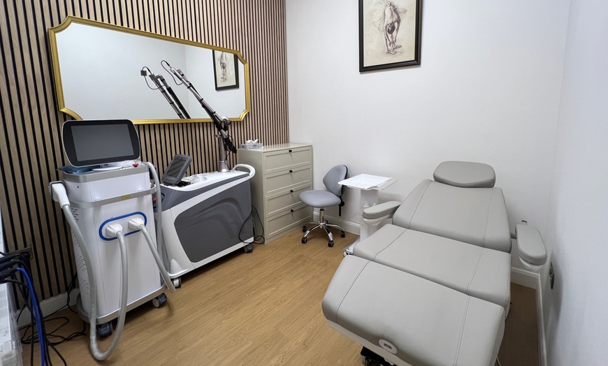 Image 2: Get HydraFacial Glow Lift - LED Light Therapy & More