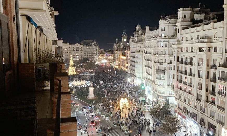 Image 16: 1 acceso a balcón privado para mascletà nocturna con copa y picoteo