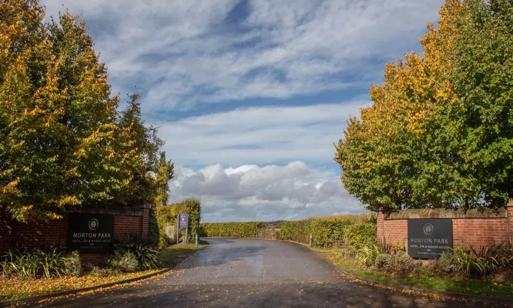 Winchester: 4* Classic Double Room Stay with Breakfast