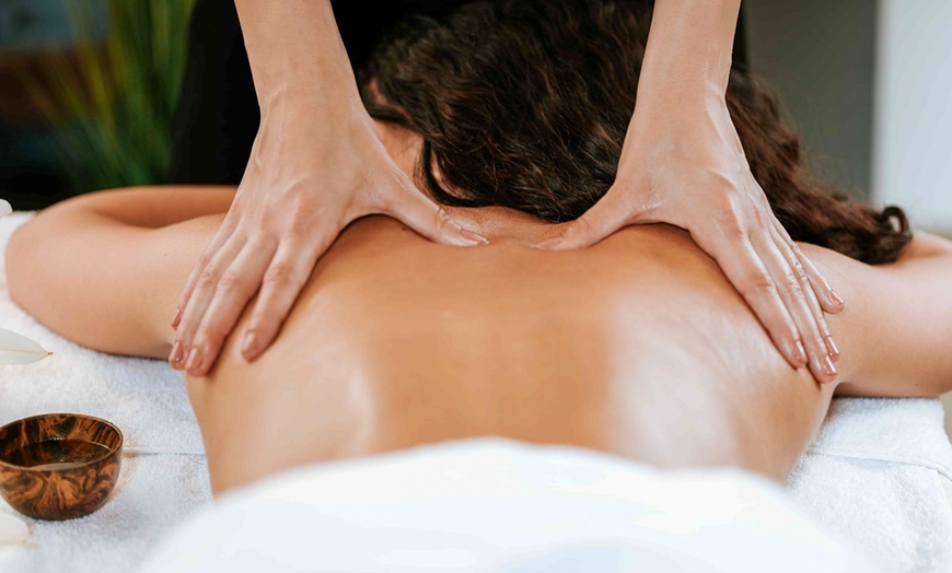 Image 2: Massage californien de 60 min, soin du visage de 45 min en option au Cocon de Chey (jusqu'à 50% de remise)
