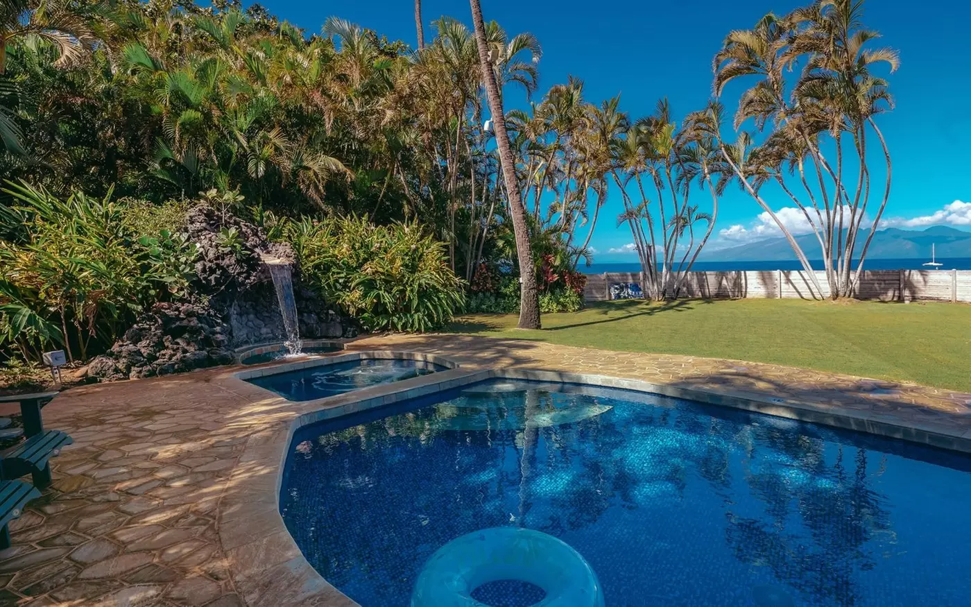 Beachfront Resort in West Maui With Ocean Views & Island Charm
