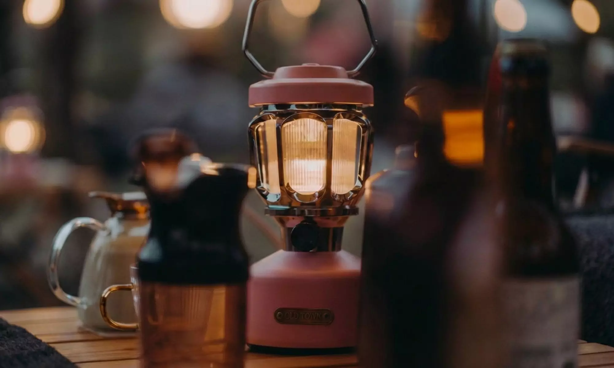 Draagbare vintage led-lantaarn met ingebouwde powerbank