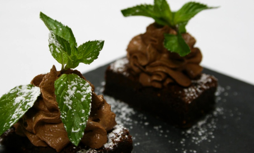 Image 2: Menú de tapas o menú prémium para 2 o 4 con vino y opción a cava