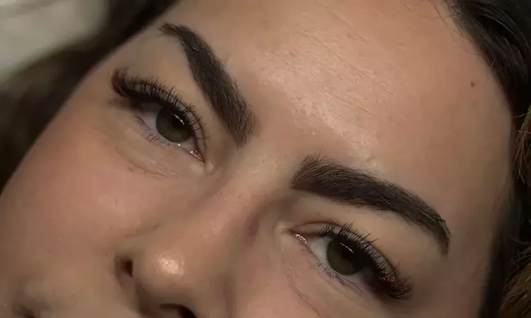 Extension de cils, pose cils à cils ou volume russe