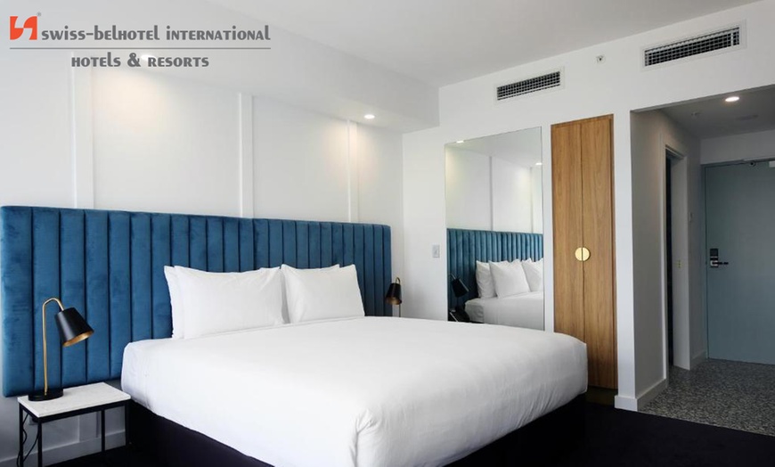 Image 2: Brisbane Getaway for Two: Swiss-Belhotel Stay + Wine & Late Checkout