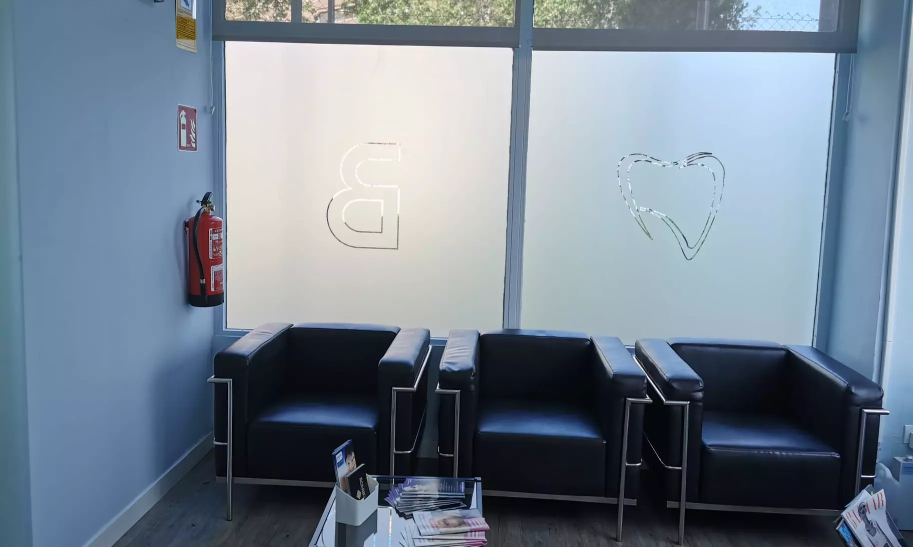 Limpieza bucal o blanqueamiento LED con revisión, pulido y radiografía