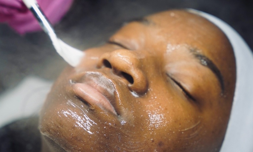 Image 2: Get Glowing Skin: Deep Cleanse Facial - Women only