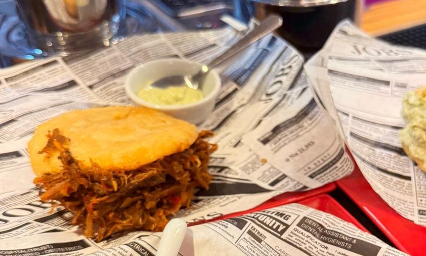 Image 12: Menú venezolano para 2 o 4 con entrante, arepa, postre y bebida