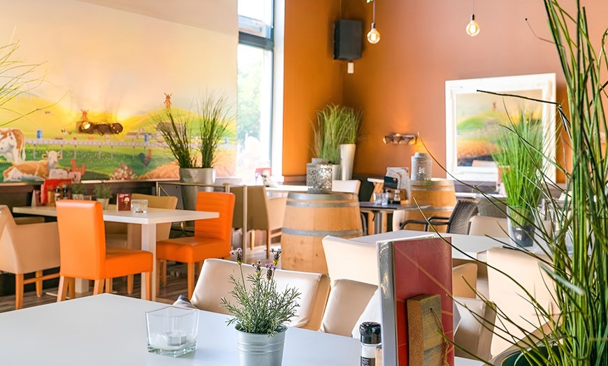 Image 6: Knapperige kipschnitzels in een knus pannenkoekenhuis