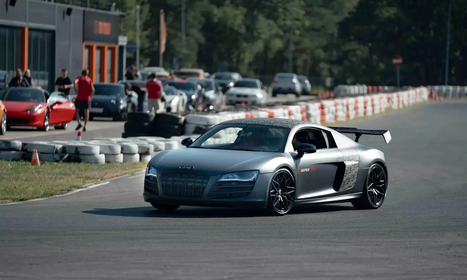 Jazda dla dzieci i młodzieży jako pasażer super auta – wiele torów