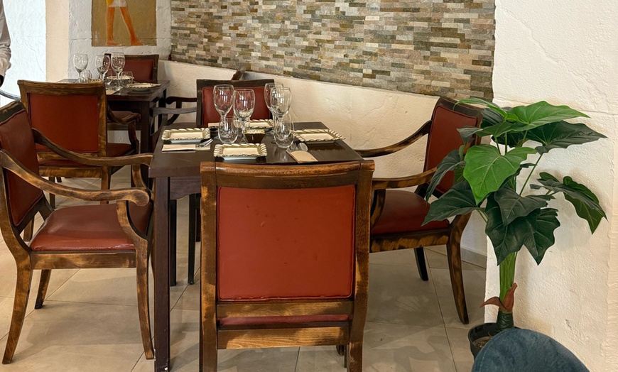 Image 26: Menú fusión con entrante, principal, postre y bebida 