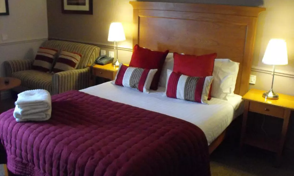 West Yorkshire: Double Room for 2 w/ Breakfast & Dinner, Plus Prosecco