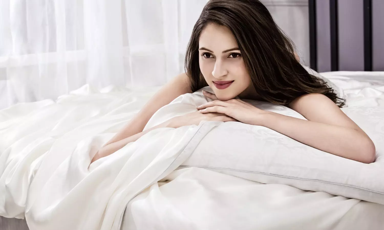 Luxury Light Weight Italian Silk-Filled Duvet with Egyptian-Cotton Shell - Primary Image