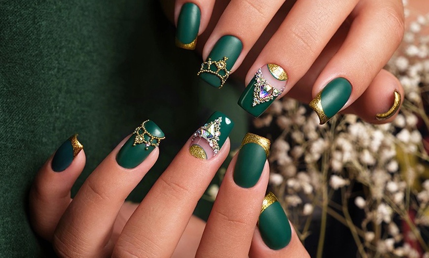 Image 4: Sesión de manicura y/o pedicura con esmaltado normal o semipermanente