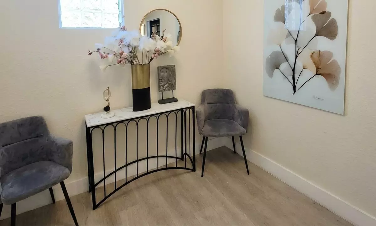 Enhance Your Eyes: Full Sets of Effortless, Hybrid, or Ultimate Lashes